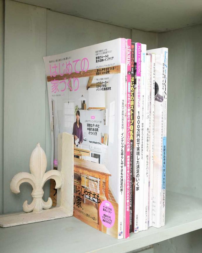 アンティークのキャビネット　アンティーク家具　とっても可愛いフランス色、アンティークのペイントキャビネット。A4サイズも収納出来ちゃう優れものA4サイズの雑誌までしっかり収納出来ちゃう大きさ。(z-088-f)