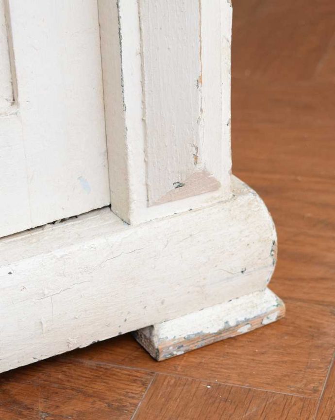 アンティークのキャビネット　アンティーク家具　とっても可愛いフランス色、アンティークのペイントキャビネット。女性１人でラクラク運べちゃうんですHandleのアンティークは、脚の裏にフェルトキーパーをお付けしています。(z-088-f)