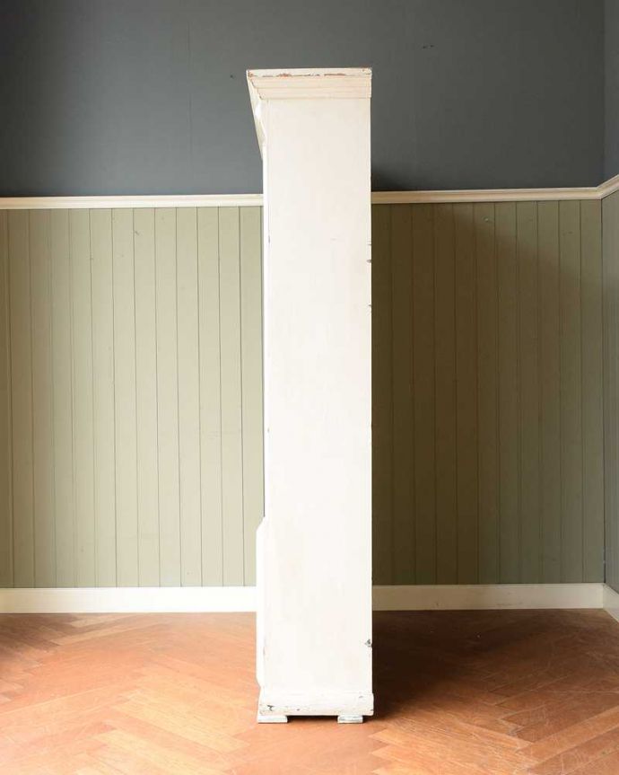 アンティークのキャビネット　アンティーク家具　とっても可愛いフランス色、アンティークのペイントキャビネット。横から見ても素敵なんですもちろん、横から見てもキレイに仕上がっているので、いろんな場所に置いて使って下さい。(z-088-f)