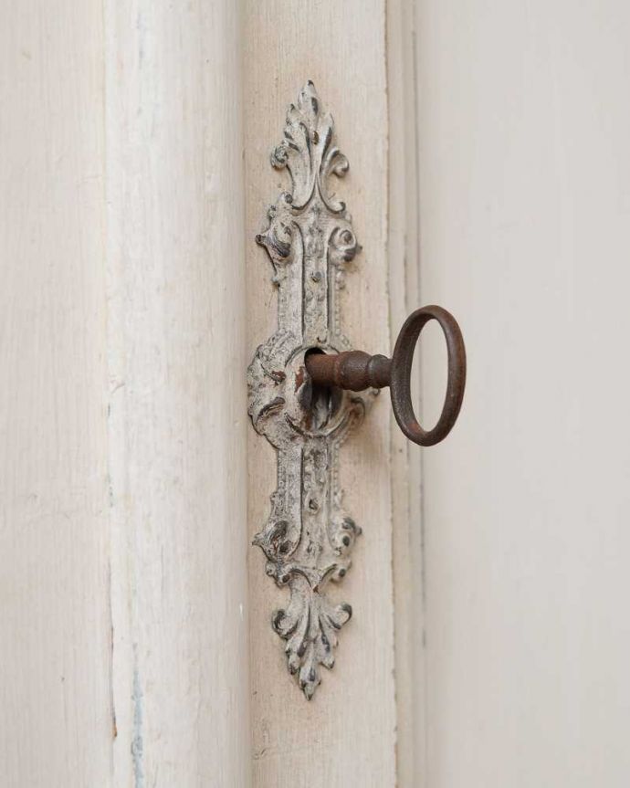 アンティークのキャビネット　アンティーク家具　とっても可愛いフランス色、アンティークのペイントキャビネット。開ける度にワクワク･･･カギを使って扉を開ける度に、まるで宝箱を開けるみたいです。(z-088-f)