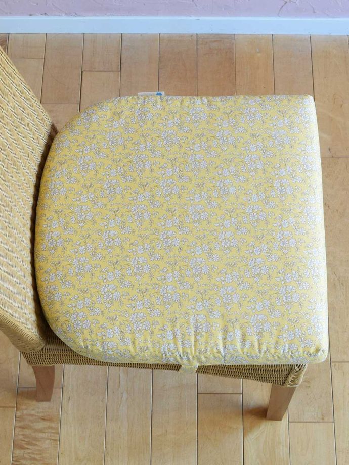 LIBERTYプリントのクッション付き