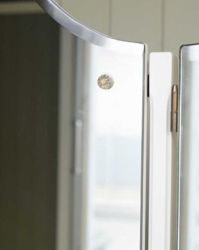 アンティークのドレッサー　アンティーク家具　ホワイトカラーのドレッサー、アンティークのフレンチ家具(ドレッシングテーブル)　ご希望の方には新しいミラーコンディションのいいミラーですが、ご希望の方には新しいミラーに交換してお届けします（別途見積もり）ご注文の際、ご連絡下さい。(z-089-f)