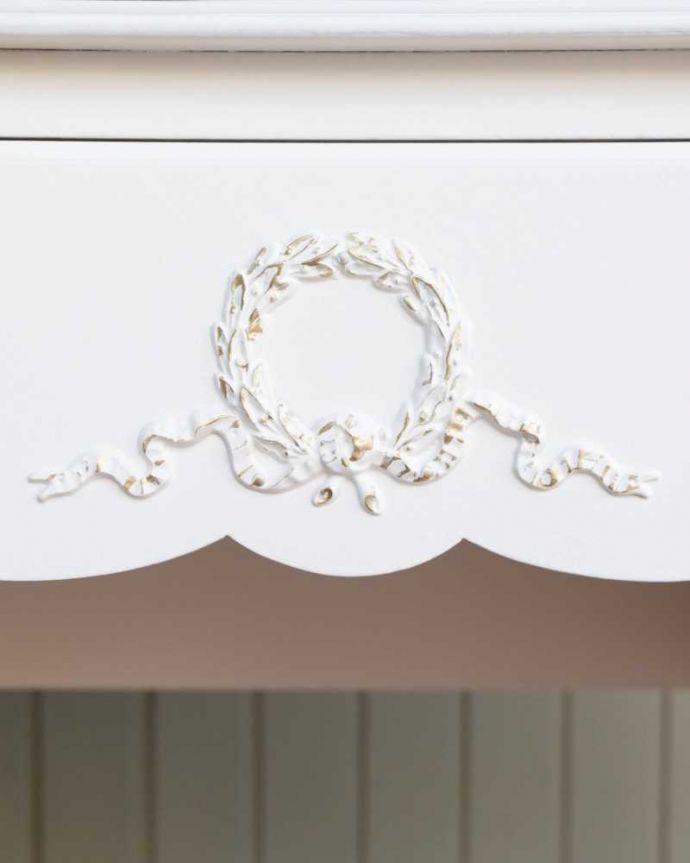 アンティークのドレッサー　アンティーク家具　ホワイトカラーのドレッサー、アンティークのフレンチ家具(ドレッシングテーブル)　フランスらしく美しい彫見ているだけで優雅な気分になっちゃう彫。(z-089-f)