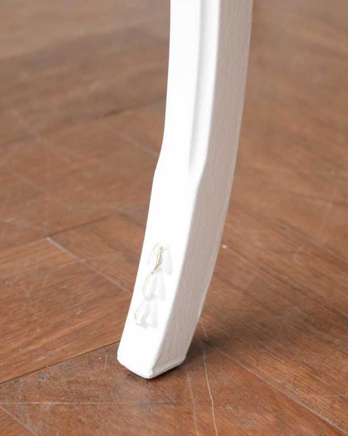 アンティークのドレッサー　アンティーク家具　アンティークのフレンチ家具、ホワイトカラーのドレッシングテーブル。女性1人でラクラク運べちゃう仕掛けHandleのアンティークは、脚の裏にフェルトキーパーをお付けしています。(z-089-f)