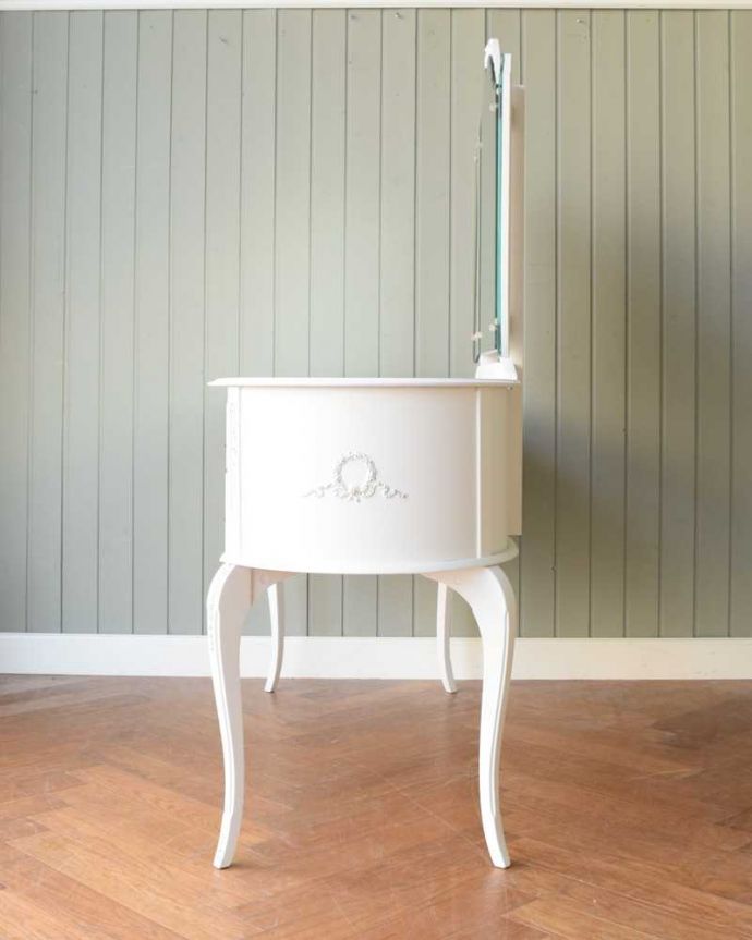 アンティークのドレッサー　アンティーク家具　アンティークのフレンチ家具、ホワイトカラーのドレッシングテーブル。横から見てもステキフランスらしく優雅な横顔。(z-089-f)