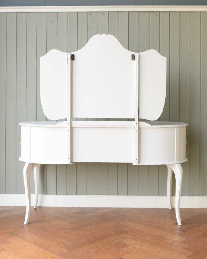 アンティークのドレッサー　アンティーク家具　アンティークのフレンチ家具、ホワイトカラーのドレッシングテーブル。優雅な後ろ姿アンティークは新品ではないので経年変化によるキズはありますが、専門の職人が修復したので後ろ姿もキレイです。(z-089-f)