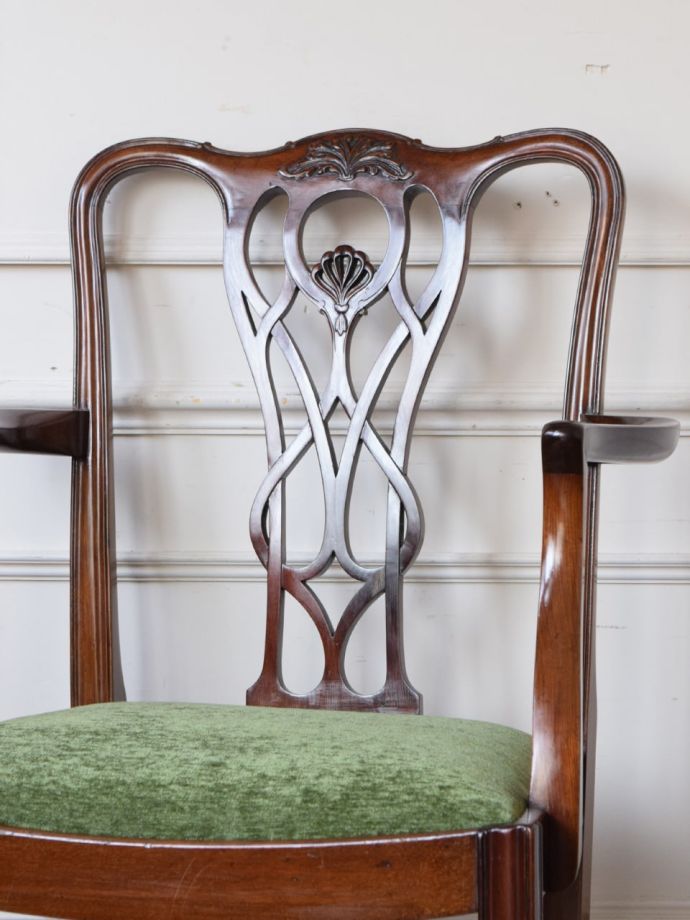 背もたれが美しいアンティークの椅子