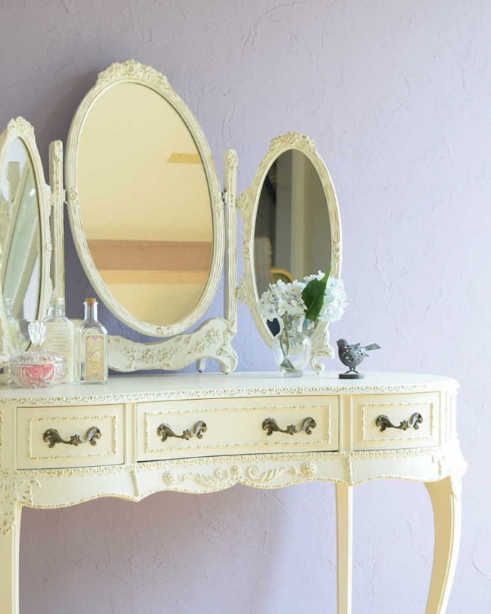 アンティークのドレッサー アンティーク家具 憧れの可愛いドレッシングテーブル(鏡台)、アンティークのフレンチインテリア。自分だけのヒミツを収納引き出しもたくさんあるから収納としても便利な家具。(z-090-f)