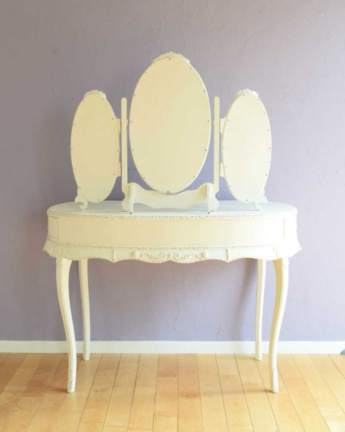 アンティークのドレッサー アンティーク家具 憧れの可愛いドレッシングテーブル(鏡台)、アンティークのフレンチインテリア。優雅な後ろ姿アンティークは新品ではないので経年変化によるキズはありますが、専門の職人が修復したので後ろ姿もキレイです。(z-090-f)