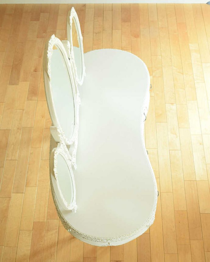 アンティークのドレッサー アンティーク家具 憧れの可愛いドレッシングテーブル(鏡台)、アンティークのフレンチインテリア。天板の形も美しい上から見るとこんな形です。(z-090-f)