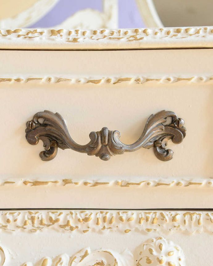 アンティークのドレッサー アンティーク家具 憧れの可愛いドレッシングテーブル(鏡台)、アンティークのフレンチインテリア。取っ手のデザインも優雅こんな小さなパーツにもこだわっているところがアンティーク家具のよさです。(z-090-f)