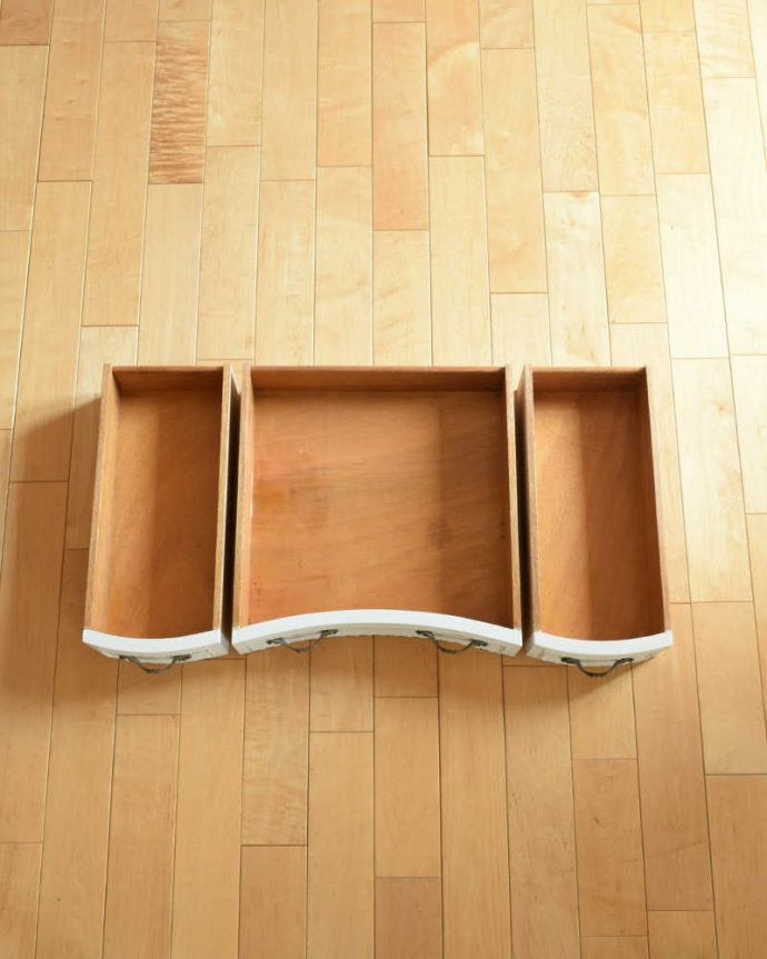 アンティークのドレッサー アンティーク家具 憧れの可愛いドレッシングテーブル(鏡台)、アンティークのフレンチインテリア。引き出しの中もキレイに修復しました何も入れてもいいように職人がキレイにお直しした引き出しなので、中もキレイです。(z-090-f)