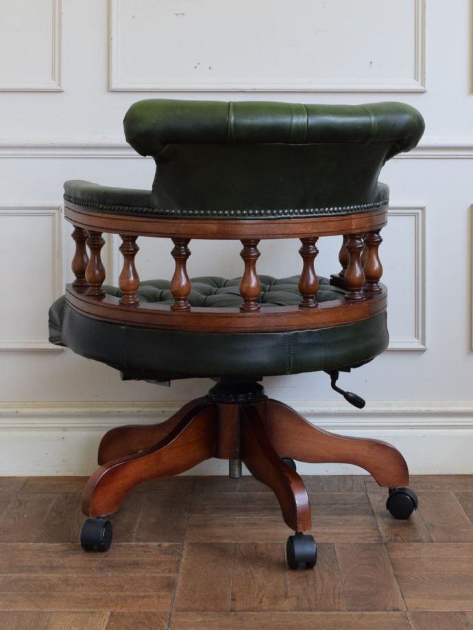 アンティークのパーソナルチェアの後ろ姿