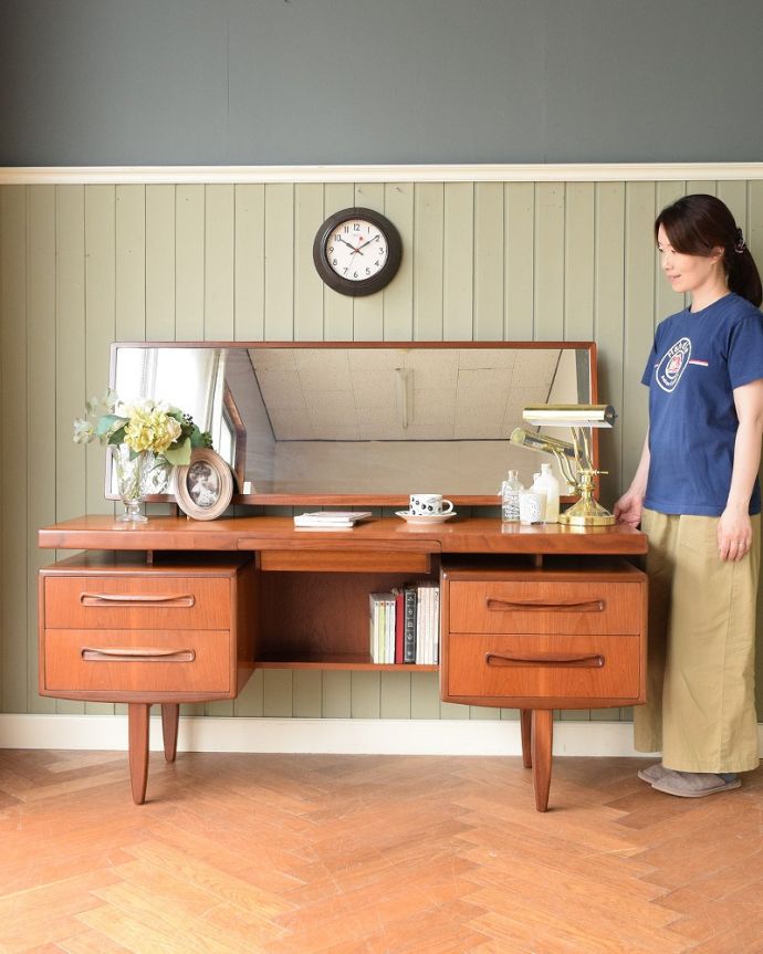 G-PLAN(Gプラン)　アンティーク家具　G-PLANのヴィンテージ家具、北欧スタイルのカッコよさが魅力のドレッサー（鏡台）。クールに決まる北欧スタイルのドレッサースッキリとシンプルな北欧スタイルのドレッシングチェストは、どんなお部屋にもカッコよく似合います。(z-091-f)