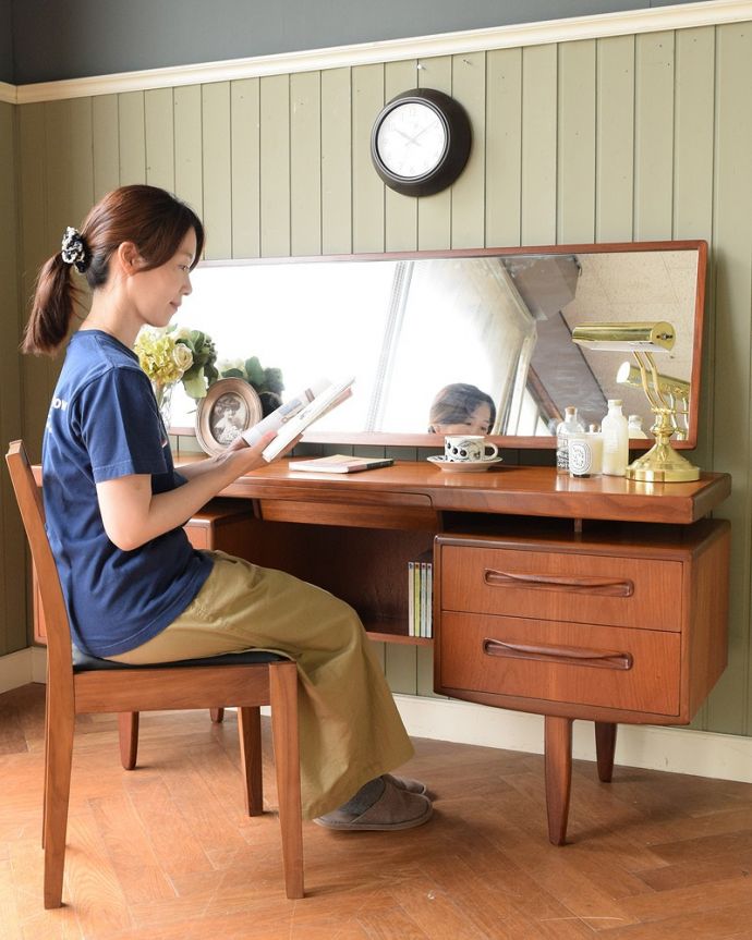 G-PLAN(Gプラン)　アンティーク家具　G-PLANのヴィンテージ家具、北欧スタイルのカッコよさが魅力のドレッサー（鏡台）。2WAYで使える便利なドレッサー大きくて広々としている天板は、ドレッサーとして使うだけじゃなくてデスクとしても大活躍。(z-091-f)