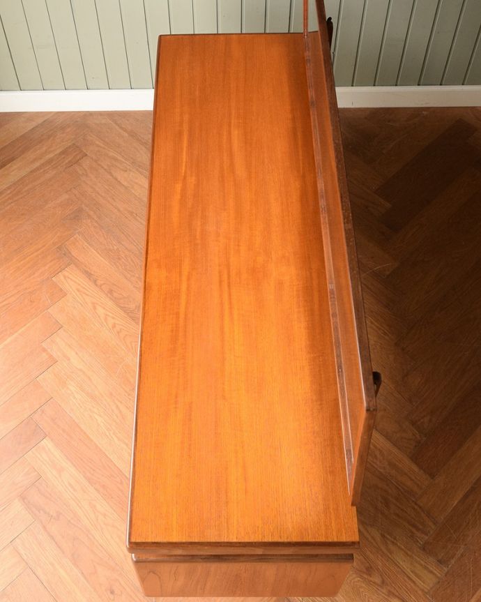 G-PLAN(Gプラン)　アンティーク家具　G-PLANのヴィンテージ家具、北欧スタイルのカッコよさが魅力のドレッサー（鏡台）。デスクとしても使える広々天板広々とした天板の上はデスクとしても使えるように塗装もキレイに修復しました。(z-091-f)