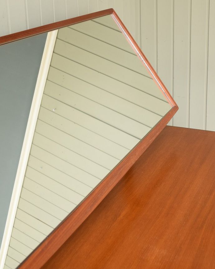 G-PLAN(Gプラン)　アンティーク家具　G-PLANのヴィンテージ家具、北欧スタイルのカッコよさが魅力のドレッサー（鏡台）。お部屋を広く見せてくれる大きなミラー大きなミラーは身だしなみを整えるのはもちろん、お部屋を広く見せてくれる効果もあります。(z-091-f)