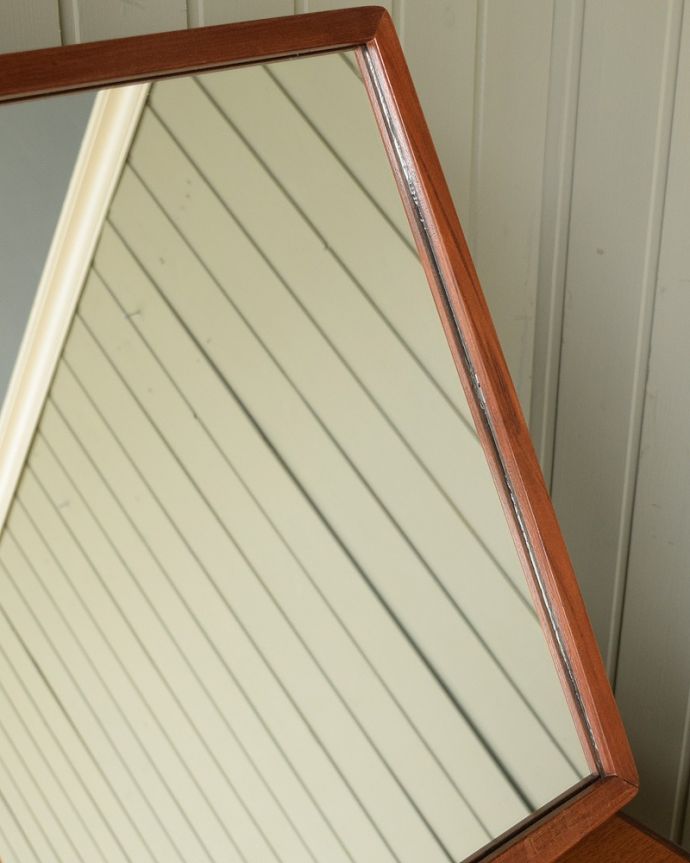 G-PLAN(Gプラン)　アンティーク家具　G-PLANのヴィンテージ家具、北欧スタイルのカッコよさが魅力のドレッサー（鏡台）。近くで見ると･･･コンディションのいいアンティークのミラーですが、ご希望の方には新しいミラーに交換してお届けします（別途見積もり）ご注文の際お気軽にご連絡下さい。(z-091-f)