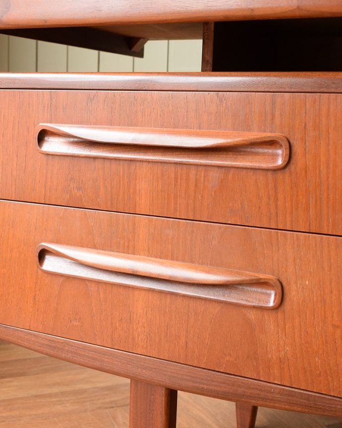 G-PLAN(Gプラン)　アンティーク家具　G-PLANのヴィンテージ家具、北欧スタイルのカッコよさが魅力のドレッサー（鏡台）。取っ手もデザインの一部デザインの一部になっているカッコいい取っ手。(z-091-f)