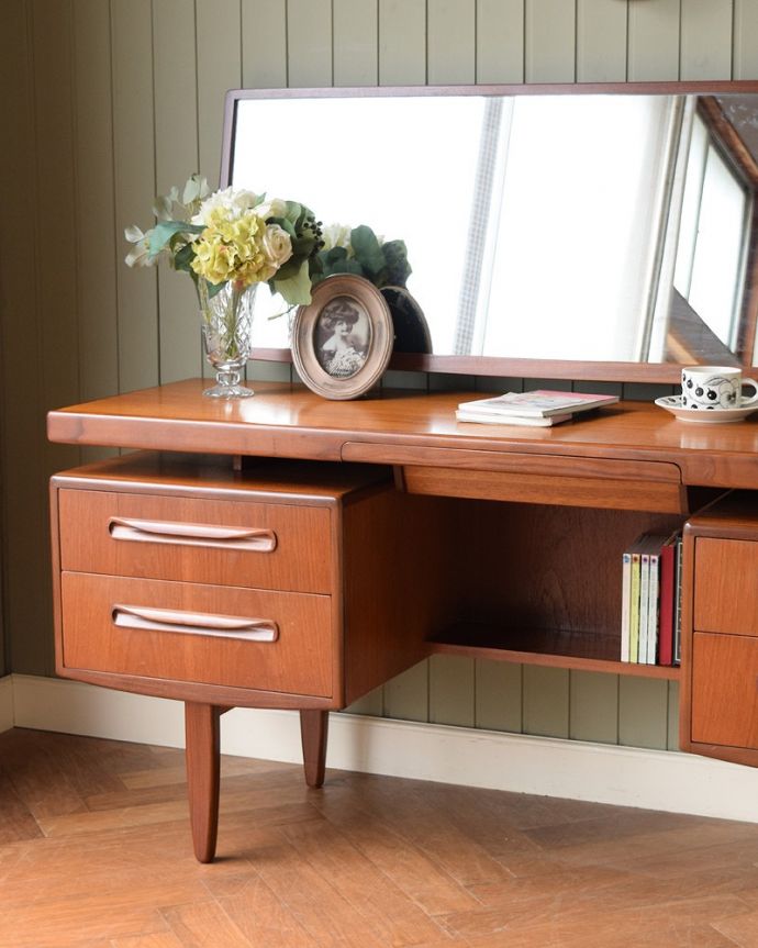 G-PLAN(Gプラン)　アンティーク家具　G-PLANのヴィンテージ家具、北欧スタイルのカッコよさが魅力のドレッサー（鏡台）。ヴィンテージ家具らしいカッコよさやっぱり一番の魅力は、この時代に作られた独特の雰囲気。(z-091-f)