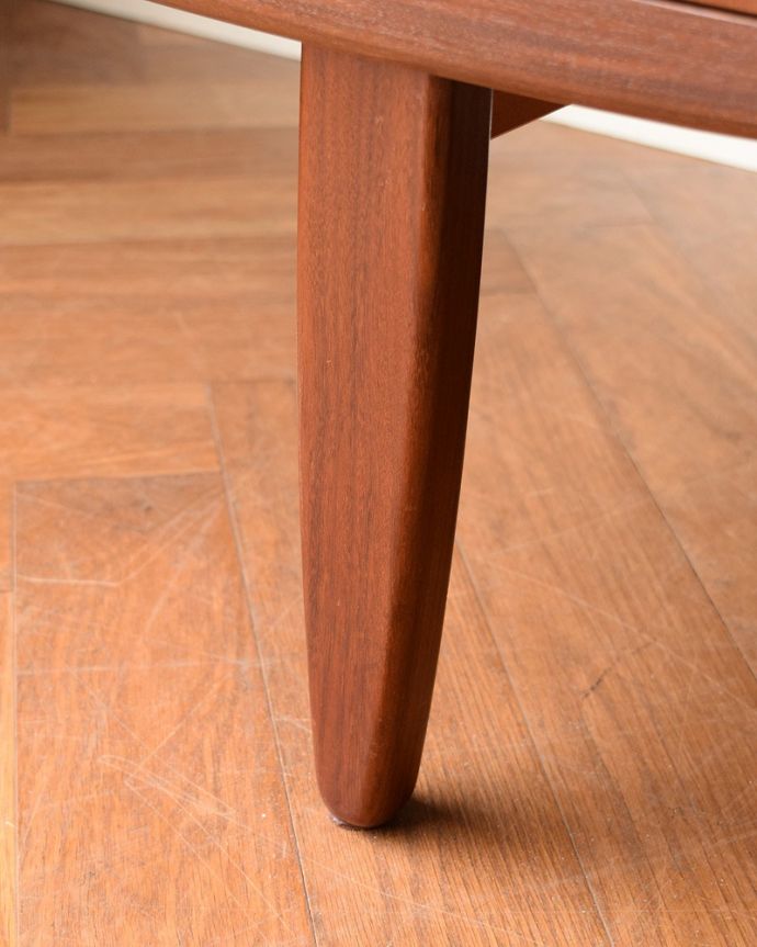 G-PLAN(Gプラン)　アンティーク家具　G-PLANのヴィンテージ家具、北欧スタイルのカッコよさが魅力のドレッサー（鏡台）。 女性1人でラクラク運べちゃう仕掛けHandleのアンティークは、脚の裏にフェルトキーパーをお付けしています。(z-091-f)