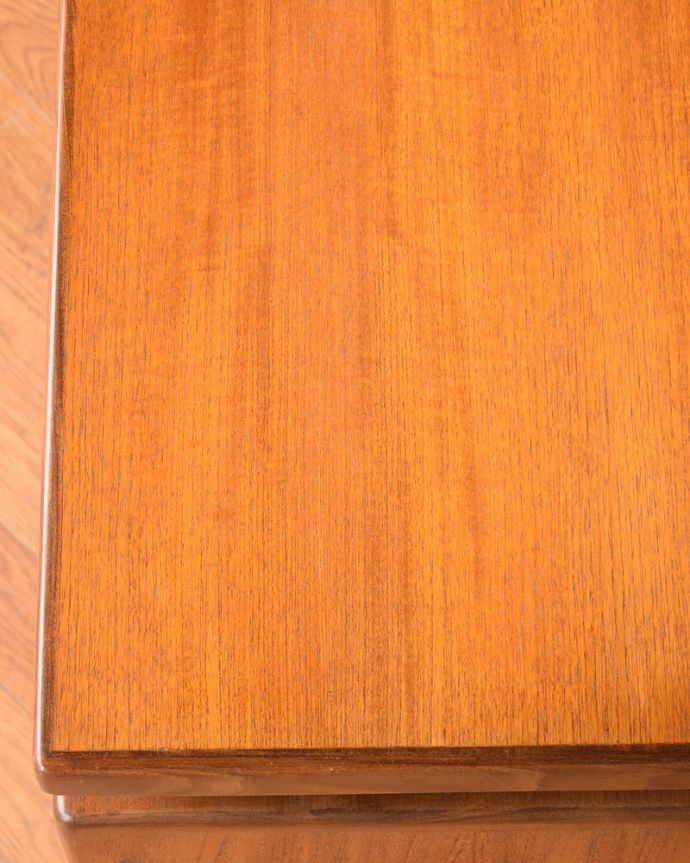 G-PLAN(Gプラン)　アンティーク家具　G-PLANのヴィンテージ家具、北欧スタイルのカッコよさが魅力のドレッサー（鏡台）。天板の塗装もキレイに仕上げましたヴィンテージの家具は新品ではないのでキズや汚れはありますが、デスクとしても使えるように天板もしっかりキレイに修復しました。(z-091-f)