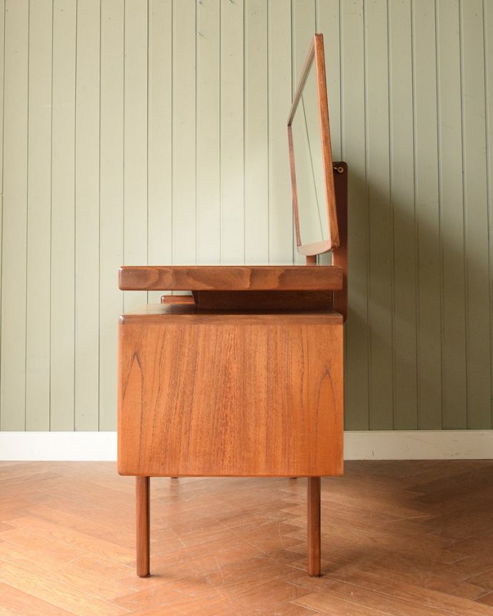 G-PLAN(Gプラン)　アンティーク家具　G-PLANのヴィンテージ家具、北欧スタイルのカッコよさが魅力のドレッサー（鏡台）。横から見てもカッコいい北欧スタイルの家具は横から見てもクール。(z-091-f)