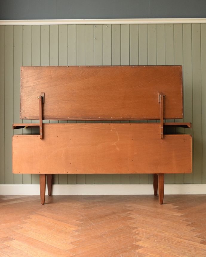 G-PLAN(Gプラン)　アンティーク家具　G-PLANのヴィンテージ家具、北欧スタイルのカッコよさが魅力のドレッサー（鏡台）。後ろ姿もキレイです。(z-091-f)