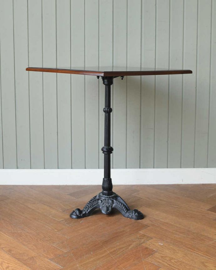 アンティークのテーブル　アンティーク家具　英国らしいアンティーク家具、脚が素敵なパブテーブル。クルッと回転すると･･･回転してみると印象が変わって見えて素敵。(z-092-f)