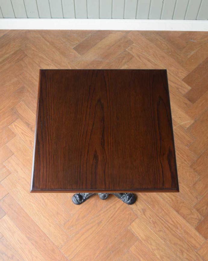 アンティークのテーブル　アンティーク家具　英国らしいアンティーク家具、脚が素敵なパブテーブル。天板を上から見ると･･･天板は毎日使う場所だから専門の職人がしっかり修復しました。(z-092-f)