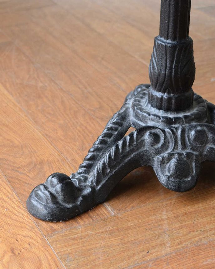 アンティークのテーブル　アンティーク家具　英国らしいアンティーク家具、脚が素敵なパブテーブル。持ち上げなくても移動できます！Handleのアンティークは、脚の裏にフェルトキーパーをお付けしていますので、床を滑らせてれば移動が簡単です。(z-092-f)