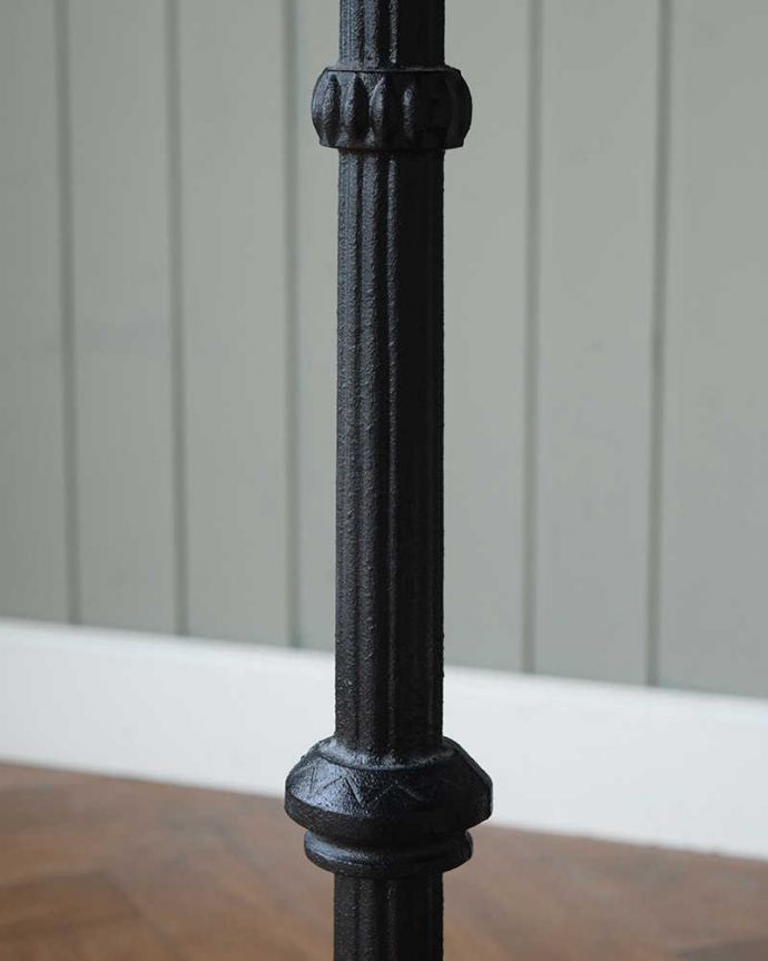 アンティークのテーブル　アンティーク家具　英国らしいアンティーク家具、脚が素敵なパブテーブル。いろんな場所で見えるこだわり個人的に美しいと思える女性らしく優雅なものを選んできました。(z-092-f)