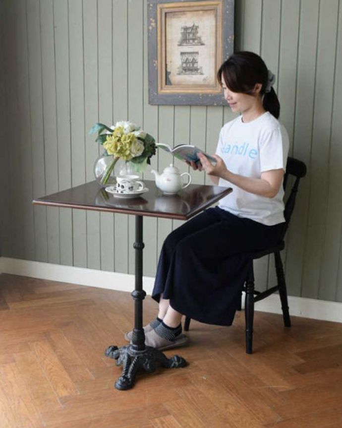 アンティークのテーブル　アンティーク家具　英国らしいアンティーク家具、脚が素敵なパブテーブル。英国パブの雰囲気たっぷりのテーブルまるで英国のパブでお酒を飲んでいる気分になっちゃうパブテーブル。(z-092-f)