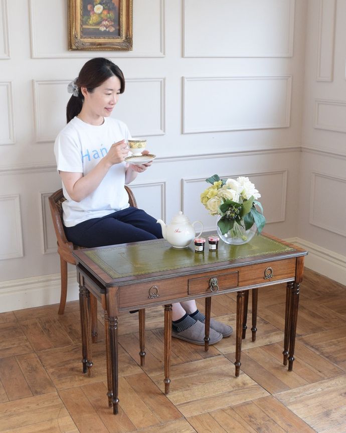 コーヒーテーブル アンティーク家具 リビングや寝室など幅広く使えるアンティークのネストテーブル(3台セット)。親子一緒の姿が可愛いネストテーブルネストとは巣のこと。(z-093-f)