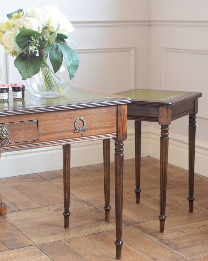 コーヒーテーブル アンティーク家具 リビングや寝室など幅広く使えるアンティークのネストテーブル(3台セット)。一緒でも、バラバラでも使い方は自由自在のアンティーク。(z-093-f)