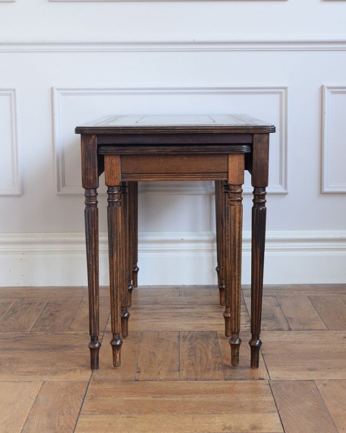 コーヒーテーブル アンティーク家具 リビングや寝室など幅広く使えるアンティークのネストテーブル(3台セット)。横から見てみると・・・お揃いの脚が3つがキレイに重なって、とっても美しい横顔。(z-093-f)