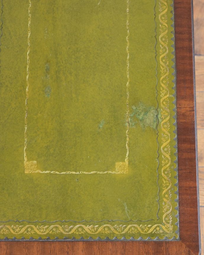 コーヒーテーブル アンティーク家具 リビングや寝室など幅広く使えるアンティークのネストテーブル(3台セット)。天板も修復したのでキレイです修復の時、古い塗装を剥離して再塗装してあるので天板もピカピカです。(z-093-f)