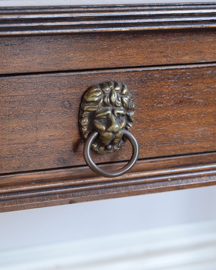 コーヒーテーブル アンティーク家具 リビングや寝室など幅広く使えるアンティークのネストテーブル(3台セット)。引き出しを開ける度にワクワク英国らしいライオンモチーフにした取っ手。(z-093-f)