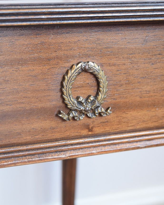 コーヒーテーブル アンティーク家具 リビングや寝室など幅広く使えるアンティークのネストテーブル(3台セット)。惚れ惚れしちゃう美しさ。(z-093-f)