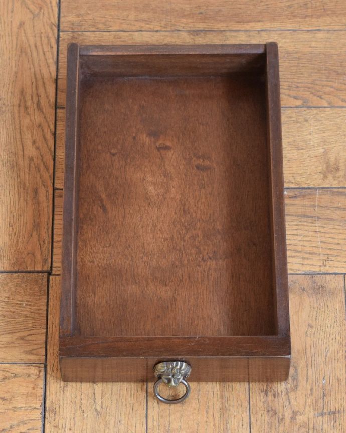 コーヒーテーブル アンティーク家具 リビングや寝室など幅広く使えるアンティークのネストテーブル(3台セット)。引き出しの中もキレイに修復しましたチェストで一番気になる引き出しの中も、もちろん専門の職人がキレイに修復しました。(z-093-f)