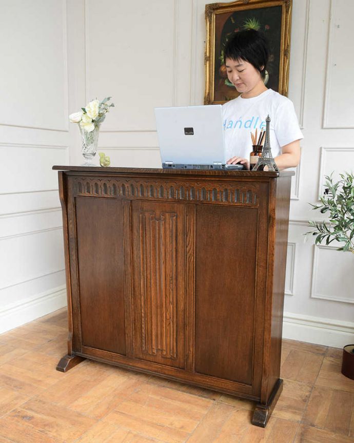 アンティークのキャビネット　アンティーク家具　こげ茶色のイギリスアンティーク家具、彫が美しいショップカウンター。ここに立つだけで、英国パブ気分カッコよすぎるカウンターは、どんな使い方でもOK！ここに立っているだけで、なんだかイギリスにいる気分に酔いしれちゃうんです。(z-094-f)