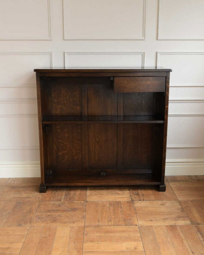 アンティークのキャビネット　アンティーク家具　こげ茶色のイギリスアンティーク家具、彫が美しいショップカウンター。カッコよさだけじゃない裏側の収納力ちゃんと実用的に使えるように、裏側にはたっぷり入る棚の収納。(z-094-f)