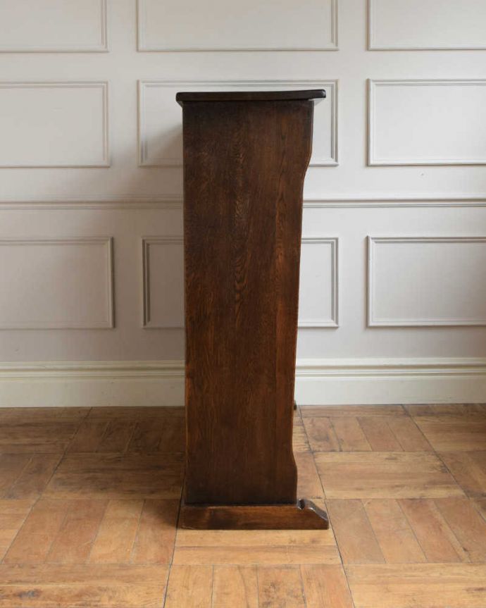 アンティークのキャビネット　アンティーク家具　こげ茶色のイギリスアンティーク家具、彫が美しいショップカウンター。360度、どこから見てもキレイ両面使える家具なので、グルッと360度、どこから見られても素敵な自信があります。(z-094-f)