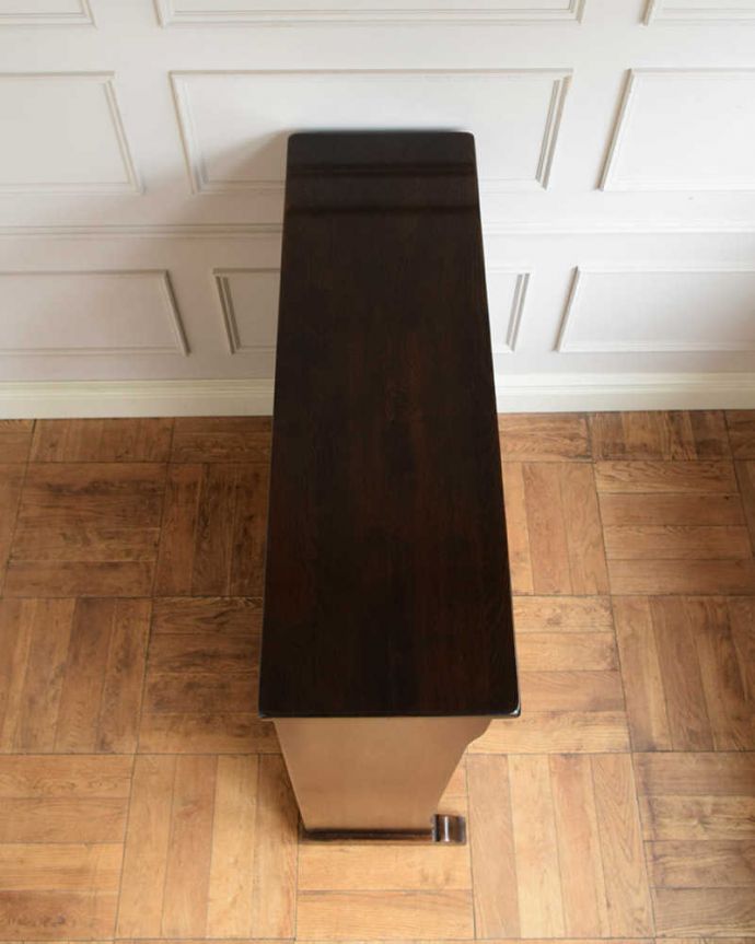 アンティークのキャビネット　アンティーク家具　こげ茶色のイギリスアンティーク家具、彫が美しいショップカウンター。天板を見てみると･･･上から見ると家具はこんな形です。(z-094-f)