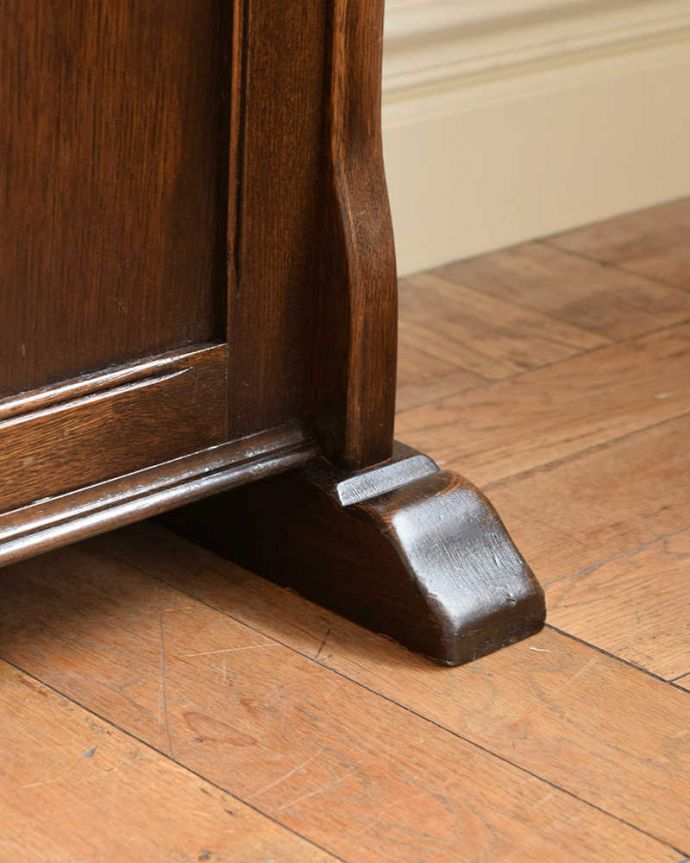 アンティークのキャビネット　アンティーク家具　こげ茶色のイギリスアンティーク家具、彫が美しいショップカウンター。女性１人でラクラク運べちゃうんですHandleのアンティークは、脚の裏にフェルトキーパーをお付けしています。(z-094-f)