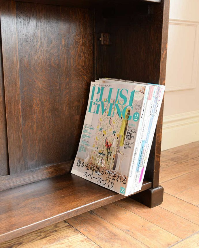 アンティークのキャビネット　アンティーク家具　こげ茶色のイギリスアンティーク家具、彫が美しいショップカウンター。A4サイズも収納出来ちゃう優れもの雑誌も立てて収納出来ちゃうところも嬉しいポイント。(z-094-f)