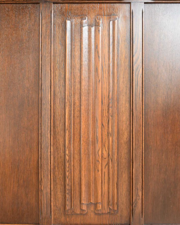 アンティークのキャビネット　アンティーク家具　こげ茶色のイギリスアンティーク家具、彫が美しいショップカウンター。惚れ惚れしちゃう美しさこんなに堅い無垢材に一体どうやって彫ったんだろう？と不思議になるくらい細かい彫にうっとりです。(z-094-f)