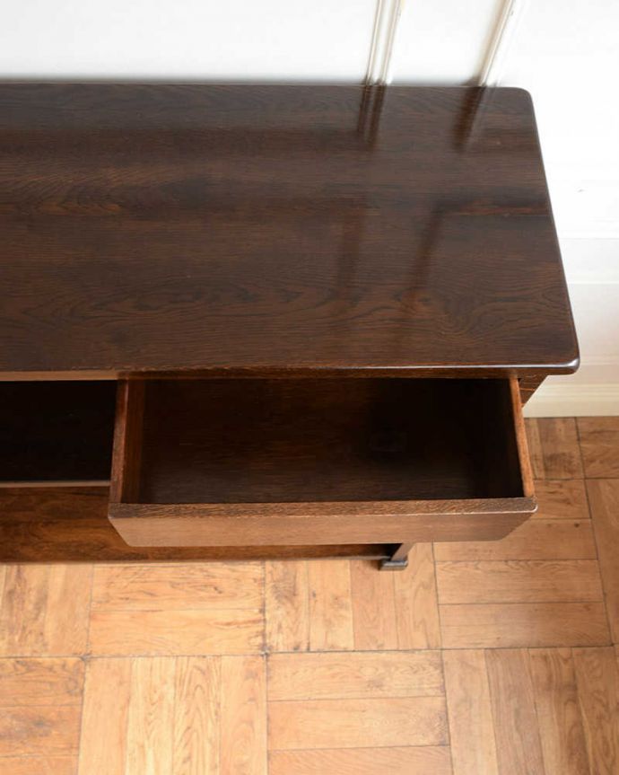 アンティークのキャビネット　アンティーク家具　こげ茶色のイギリスアンティーク家具、彫が美しいショップカウンター。引き出しの中も、何を入れてもOKです。(z-094-f)