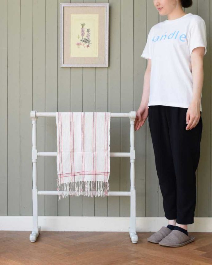 めずらしい家具　アンティーク家具　ペイント仕上げのアンティーク雑貨、素敵なタオルハンガー。いろんな場所でいろんな用途で使えるアンティーク見た目も色も華やかで可愛いので、普通だったら隠したくなるタオル掛けも、みんなに見せたくなるくらいオシャレなんです。(z-095-f)