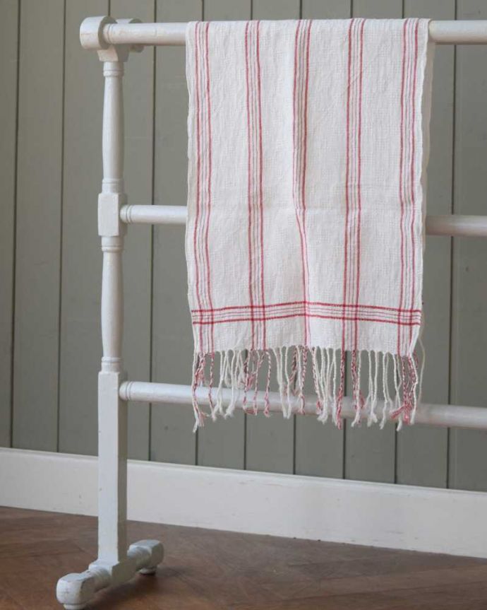 めずらしい家具　アンティーク家具　ペイント仕上げのアンティーク雑貨、素敵なタオルハンガー。思わずほっこりしちゃう可愛いデザインぬくもりある雰囲気を作ってくれるアンティークらしいデザイン。(z-095-f)